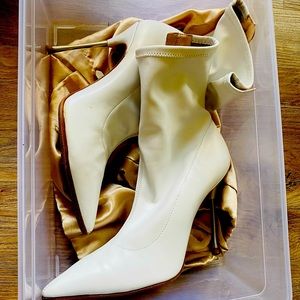 Schutz white leather booties size #9. Brazilian brand